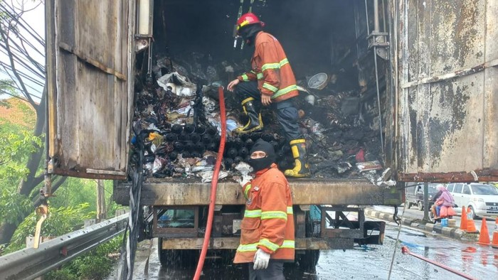 Proses pemadaman truk ekspedisi yang terbakar di Pasuruan
