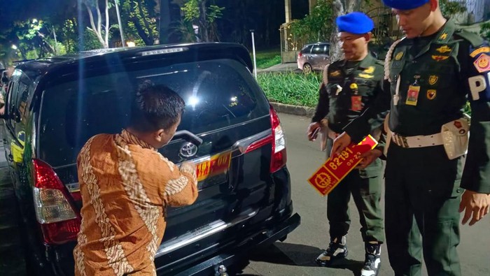 Puspom TNI menemukan mobil dengan pelat nomor dinas TNI palsu, di Kelapa Gading, Jakarta Utara.