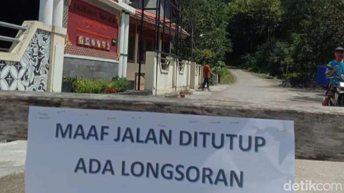 Rambu penutupan akses perbatasan Bayat, Klaten dengan Kalurahan Tegalrejo, Kapanewon Gedangsari, Gunungkidul.