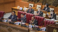 Wakil Ketua DPR Sufmi Dasco Ahmad (tengah), Rachmad Gobel (kiri), dan Lodewijk Freidrich Paulus (kanan) memimpin Rapat paripurna ke-17 Masa Persidangan III Tahun Sidang 2022-2023 di Kompleks Parlemen, Senayan, Jakarta.