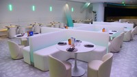 Begini penampakan interior restoran bertema penguin, nuansa restoraan ini seperti berada di bawah laut.