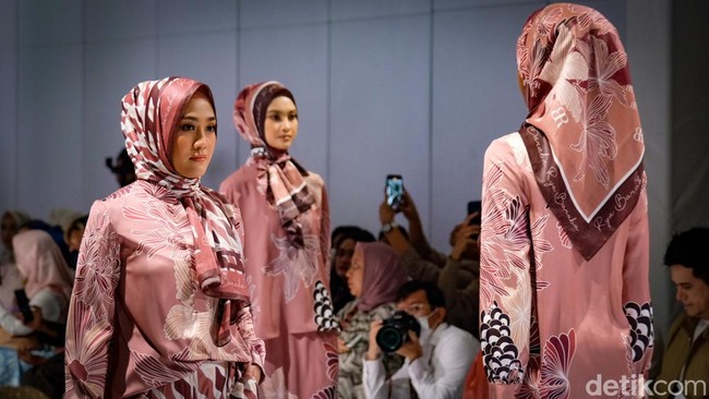 Untuk baju Lebaran 2023, Rya mengangkat filosofi bunga yang tumbuh, mekar dan memancarkan aroma wangi yang khas.