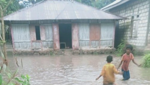 Sebanyak 50 rumah warga di Dusun II , Desa Nunmafo, Kecamatan Amabi Oefeto Timur, Kabupaten Kupang, Nusa Tenggara Timur (NTT) terendam banjir dari luapan sungai Oetuni, Kamis (16/2/2023). (IST)