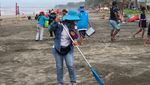 Pantai di Bali Banyak Sampah Kayu, Bule Ini Cuek Berjemur