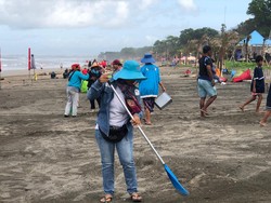 Selain melibatkan petugas kebersihan DLHK Badung, para pedagang juga terlibat membersihkan Pantai Seminyak.