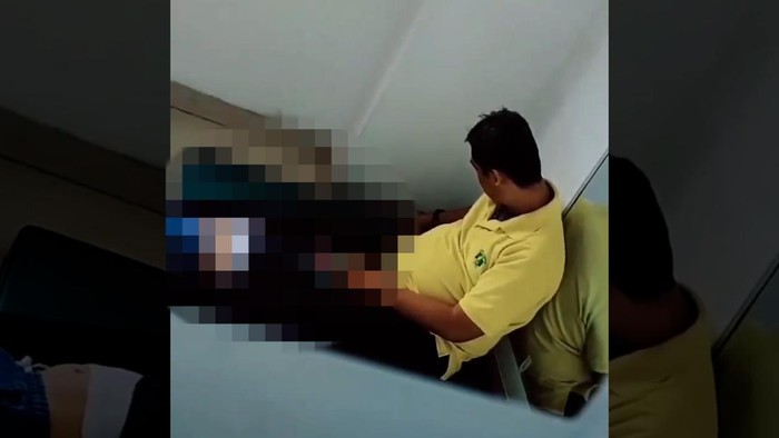 Seorang bocah pengidap autisme di Depok dijepit oleh terapis menggunakan kaki hingga menjerit-jerit. Polisi turun tangan memeriksa pihak RS dan orang tua anak.