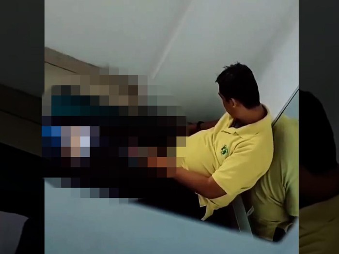 Seorang bocah pengidap autisme di Depok dijepit oleh terapis menggunakan kaki hingga menjerit-jerit. Polisi turun tangan memeriksa pihak RS dan orang tua anak.