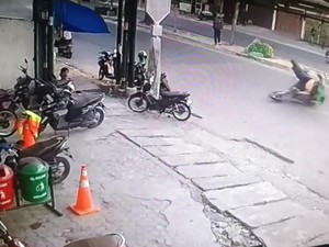 Detik-detik Driver Ojol Terbang Ditabrak Motor saat Menyeberang Jalan di Medan