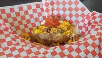 Kalau ini menu seperti kentang panggang yang dilengkapi dengan bahan tambahan  jagung, keju, dan saus lainnya. Sepertinya enak ya? Foto: tripsadvisor.com