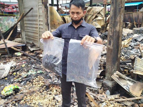 Suasana olah TKP kebakaran Pasal Adat Lelateng Jembrana. (Dok. Polda Bali)