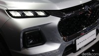 Kini, Grand Vitara, telah menjelma menjadi mobil yang modern dengan tampang yang kekinian dan sporty, serta didukung dengan teknologi canggih, seperti lampu-lampu full LED, dengan dukungan DRL LED di depan.
