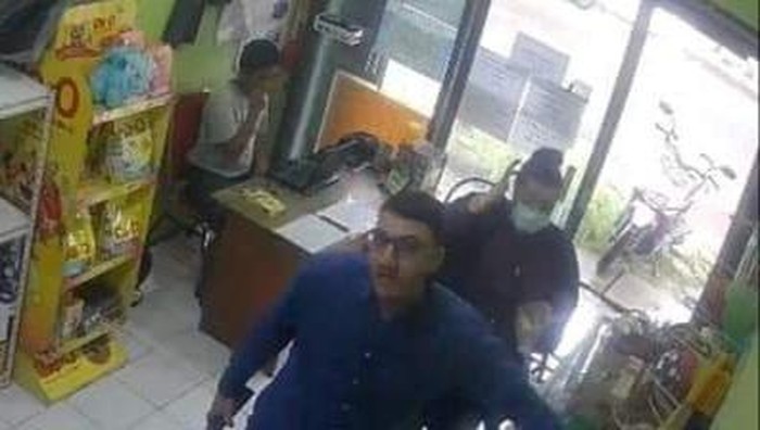 Tampang bule penggendam toko-toko di Gresik