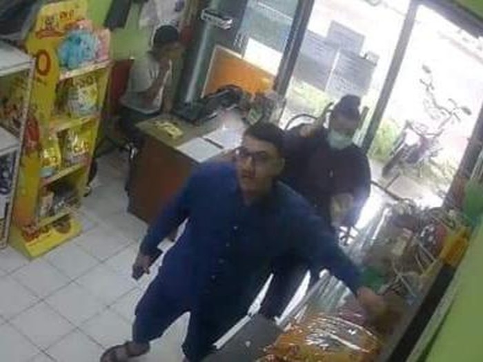 Tampang bule penggendam toko-toko di Gresik