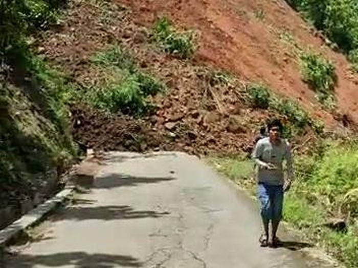 Tanah longsor yang menutup jalan Kalurahan Tegalrejo, Kapanewon Gedangsari, Kabupaten Gunungkidul, Kamis (16/2/2023).