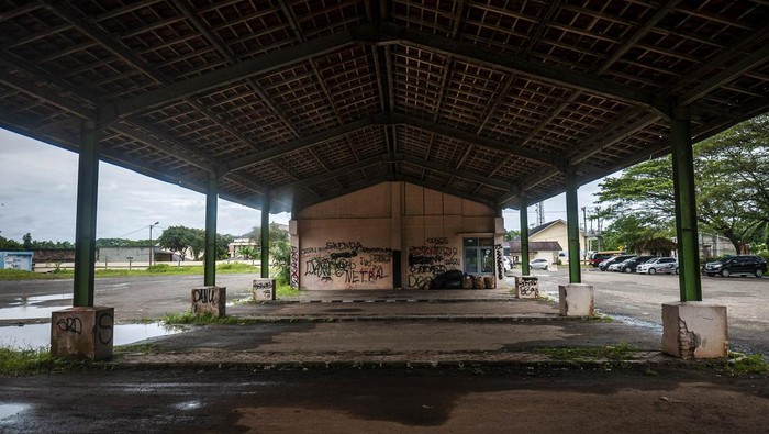 Kondisi Terminal Curug Cileuweung di Lebak, Banten, Rabu (15/2/2023). Terminal yang dibangun Pemerintah Kabupaten Lebak tersebut sejak diresmikan tahun 2013 tidak pernah dioperasikan dan kini kondisinya terbengkalai dan sebagian bangunannya rusak. ANTARA FOTO/Muhammad Bagus Khoirunas/tom.