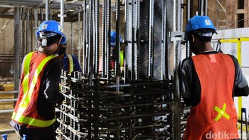 Proses pembangunan kontruksi area stasiun masih terus dilakukan. Ditargetkan rampung 2025. Foto: Adi Fida Rahman/detikINET