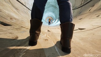 Satu ring terdiri dari enam potongan segmen yang dipasang secara langsung setelah mesin bor menggali tanah. Foto: Adi Fida Rahman/detikINET