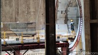 Sebelumnya, terowongan northbound (arah Kota) telah berhasil selesai dikerjakan pada Juli 2024. Mesin bor terowongan 1 yang membangun terowongan ini, tambah Weni, bekerja dari Stasiun Kota sejak 4 September 2024 bekerja dalam dua shift, siang dan malam. Selanjutnya, mesin bor terowongan 1 ini akan dipersiapkan untuk melanjutkan pembangunan terowongan southbound dari sisi selatan Stasiun Glodok menuju sisi utara Stasiun Mangga Besar.  Adi Fida Rahman/detikcom