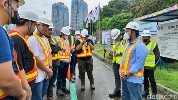 Sebelum memasuki proyek kembali diberikan informasi keselamatan. Foto: Adi Fida Rahman/detikINET