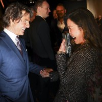 Para nomine Oscars angkatan 2023 yang sempat bertegur sapa Tom akhirnya memanfaatkan momen tersebut semaksimal mungkin. Pertemuan impromptu Tom dengan Jamie Lee Curtis, Michelle Yeoh, hingga Austin Butler berakhir dengan foto bersama. (Foto: Jay L. Clendenin / Los Angeles Times via Getty Images)