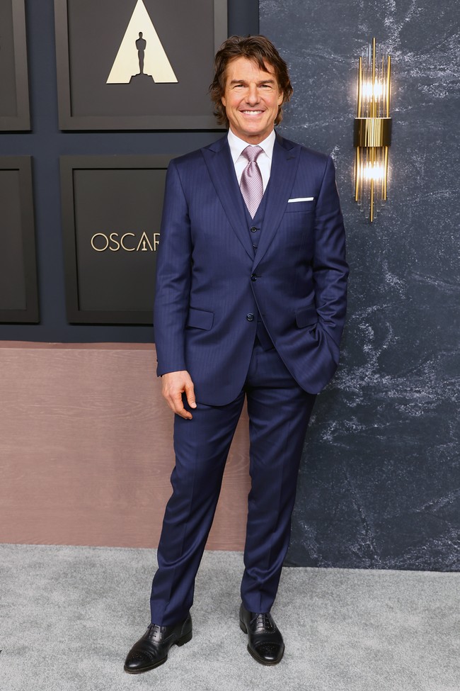 Untuk busana, aktor yang baru saja merampungkan syuting film Mission: Impossible 7 ini memberikan gaya formal terbaiknya dengan setelan biru navy dari Brioni. Sebagai sentuhan akhir, dasi berwarna pink menjadi andalan. (Foto: Monica Schipper/WireImage)