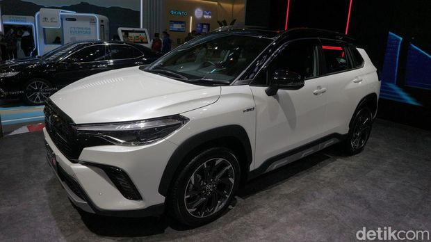 PT Toyota Astra Motor (TAM) merilis varian baru dari Corolla Cross Hybrid. SUV crossover ini kena peningkatan dari sektor performa dan estetika.