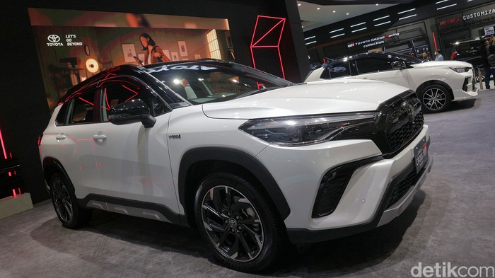PT Toyota Astra Motor (TAM) merilis varian baru dari Corolla Cross Hybrid. SUV crossover ini kena peningkatan dari sektor performa dan estetika.