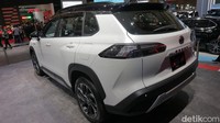 Sebagai informasi, Corolla Cross versi hybrid menggendong mesin dengan kode 2ZR-FXE berkapasitas 1.798 cc 4-silinder DOHC berteknologi VVT-i yang sanggup menghasilkan power maksimal sebesar 98 PS dan torsi 142,1 Nm. Mesin itu dikolaborasikan dengan motor listrik yang mampu menghasilkan power maksimum sebesar 72 PS dan torsi sebesar 162,7 Nm.