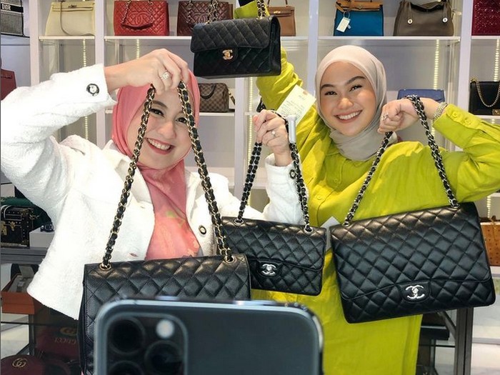 Foto Trisha, pemilik brand Zeta Bags saat sedang live shopping bersama influencer Indah Nada Puspita. Foto: Dok. Instagram @trishachas Foto Trisha, pemilik brand Zeta Bags saat sedang live shopping bersama influencer Indah Nada Puspita. Foto: Dok. Instagram @trishachas