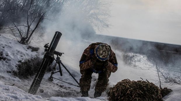 FILE PHOTO: A Ukrainian service member fires a mortar towards Russian troops in frontline near the Vuhledar town, amid Russia's attack on Ukraine, in Donetsk region, Ukraine February 7, 2023. REUTERS/Yevhenii Zavhorodnii/File Photo