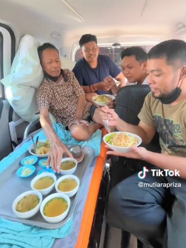 Video viral di media sosial anak yang membelikan mobil ambulance untuk bapaknya Video viral di media sosial anak yang membelikan mobil ambulance untuk bapaknya yang sedang sakit.
