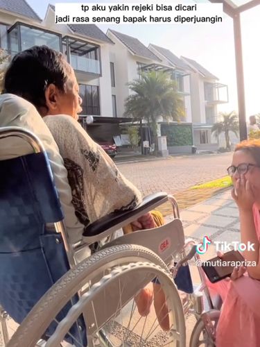 Video viral di media sosial anak yang membelikan mobil ambulance untuk bapaknya Video viral di media sosial anak yang membelikan mobil ambulance untuk bapaknya yang sedang sakit.