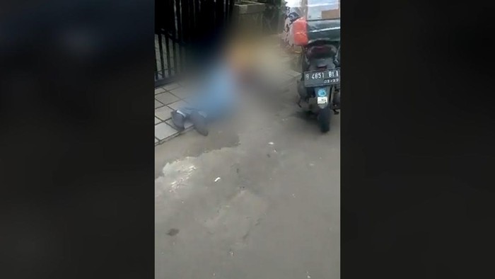 Viral video seorang kurir meninggal saat sedang mengantar paket di Kembangan, Jakarta Barat. Berikut fakta yang disampaikan oleh polisi.