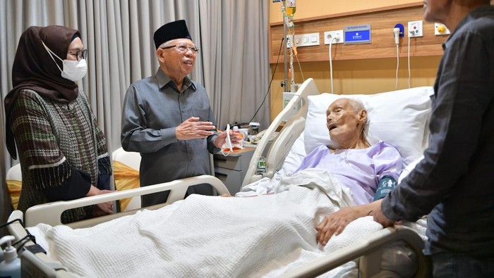 Wapres Menjenguk KH Ali Yafie