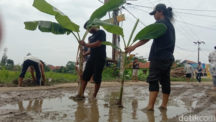 Warga Kecamatan Arahan Indramayu protes jalan rusak sering menimbulkan korban berjatuhan