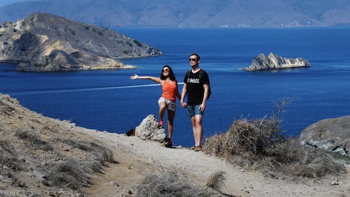 Saat wisatawan asing dan lokal mengunjungi keindahan Pulau Padar