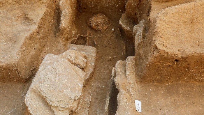 A view of remains found in a grave at the site of a 2000-year-old Roman cemetery, that had been discovered last year, in northern Gaza Strip February 14, 2023. REUTERS/Arafat Barbakh NO RESALES. NO ARCHIVES