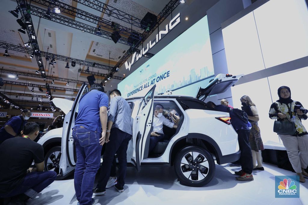 Wuling Motors resmi memperkenalkan produk terbarunya, yaitu Wuling Alvez di ajang otomotif Indonesia International Motor Show (IIMS) 2023 Kamis (16/2/2023). (CNBC Indonesia/Tri Susilo)