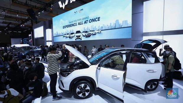 Wuling Motors resmi memperkenalkan produk terbarunya, yaitu Wuling Alvez di ajang otomotif Indonesia International Motor Show (IIMS) 2023 Kamis (16/2/2023). (CNBC Indonesia/Tri Susilo)