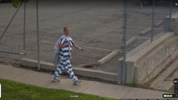 Tahanan yang kabur dan tertangkap di dekat penjara. Foto: streetviewfails via Bored Panda