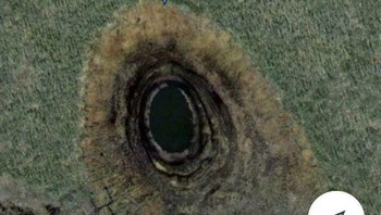 Deep forest hole atau lubang dalam di sebuah hutan di Rusia. Foto: BlueBoyBeilamy