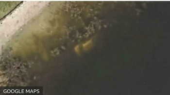 Seorang laki-laki berusia 40 tahun menghilang. 22 tahun kemudian, warga lokal melihat Google Maps dan menyadari ada mobil yang tenggelam di danau. Setelah dicek, mobil itu milik laki-laki yang hilang 22 tahun silam. Ada tulang belulang di dalam mobil itu. Foto: RealVaultteam6 via Bored Panda