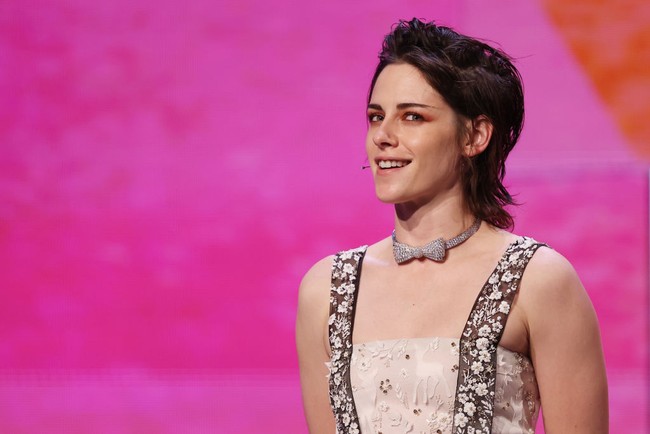 Versi gaya rambut mixie ala Kristen Stewart adalah bagian belakang rambut dibuat dengan potongan mullet sementara bagian depan perpaduan shaggy dan crop seperti pixie cut. Foto: Getty Images/Gerald Matzka