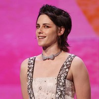 Versi gaya rambut mixie ala Kristen Stewart adalah bagian belakang rambut dibuat dengan potongan mullet sementara bagian depan perpaduan shaggy dan crop seperti pixie cut. Foto: Getty Images/Gerald Matzka