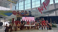 AirAisia Indonesia resmi meluncurkan livery alias corak badan pesawat bertema Lake Toba & Beyond yang menampilkan potret wanita penenun kain ulos berlatar belakang Danau Toba. Langkah ini bertepatan dengan Danau Toba yang dijadikan lokasi dari ajang balap speed boat Formula One PowerBoat World Championship (F1 H20) pada 24-26 Februari 2023.
