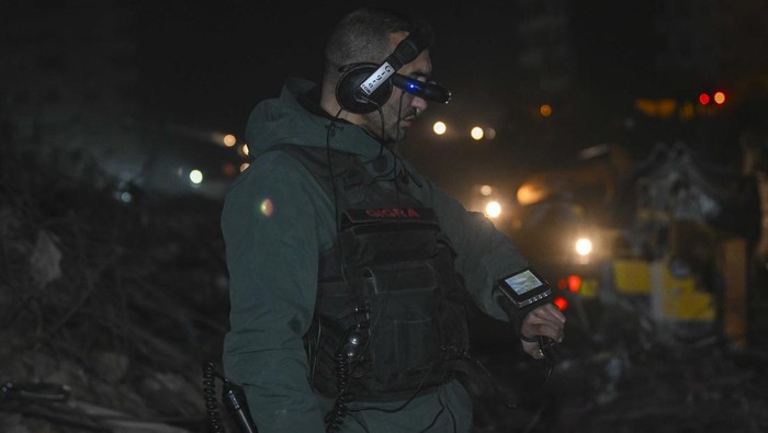 Alat Canggih Ini Bantu Tim SAR Cari Korban di Reruntuhan Gempa KAHRAMANMARAS, TURKIYE - FEBRUARY 15: Azerbaijani Jeyhun Halilov attends search and rescue efforts with his advanced imaging device after 7.7 and 7.6 magnitude earthquakes hit Turkiye's Kahramanmaras, on February 15, 2023. Halilov rescued 14 people under rubble with his special equipment. On Feb. 06, a strong 7.7 earthquake, centered in the Pazarcik district, jolted Kahramanmaras and strongly shook several provinces, including Gaziantep, Sanliurfa, Diyarbakir, Adana, Adiyaman, Malatya, Osmaniye, Hatay, and Kilis. Later, at 13.24 p.m. (1024GMT), a 7.6 magnitude quake centered in Kahramanmaras' Elbistan district struck the region. (Photo by Dogukan Keskinkilic/Anadolu Agency via Getty Images)