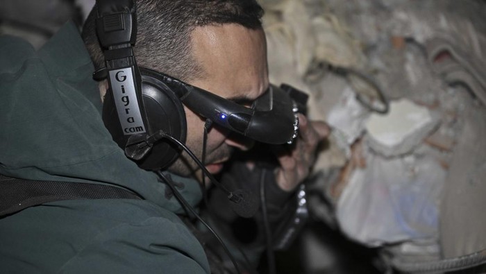 Alat Canggih Ini Bantu Tim SAR Cari Korban di Reruntuhan Gempa KAHRAMANMARAS, TURKIYE - FEBRUARY 15: Azerbaijani Jeyhun Halilov attends search and rescue efforts with his advanced imaging device after 7.7 and 7.6 magnitude earthquakes hit Turkiye's Kahramanmaras, on February 15, 2023. Halilov rescued 14 people under rubble with his special equipment. On Feb. 06, a strong 7.7 earthquake, centered in the Pazarcik district, jolted Kahramanmaras and strongly shook several provinces, including Gaziantep, Sanliurfa, Diyarbakir, Adana, Adiyaman, Malatya, Osmaniye, Hatay, and Kilis. Later, at 13.24 p.m. (1024GMT), a 7.6 magnitude quake centered in Kahramanmaras' Elbistan district struck the region. (Photo by Dogukan Keskinkilic/Anadolu Agency via Getty Images)