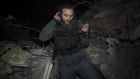 Jeyhun Khalilov, pakar SAR dari Azerbaijan, menggunakan perangkat pencitraan canggihnya dalam upaya pencarian dan penyelamatan korban gempa di Kahramanmaras, Turki, Rabu (15/2/2023).  