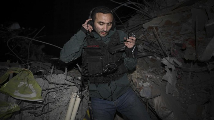 Alat Canggih Ini Bantu Tim SAR Cari Korban di Reruntuhan Gempa KAHRAMANMARAS, TURKIYE - FEBRUARY 15: Azerbaijani Jeyhun Halilov attends search and rescue efforts with his advanced imaging device after 7.7 and 7.6 magnitude earthquakes hit Turkiye's Kahramanmaras, on February 15, 2023. Halilov rescued 14 people under rubble with his special equipment. On Feb. 06, a strong 7.7 earthquake, centered in the Pazarcik district, jolted Kahramanmaras and strongly shook several provinces, including Gaziantep, Sanliurfa, Diyarbakir, Adana, Adiyaman, Malatya, Osmaniye, Hatay, and Kilis. Later, at 13.24 p.m. (1024GMT), a 7.6 magnitude quake centered in Kahramanmaras' Elbistan district struck the region. (Photo by Dogukan Keskinkilic/Anadolu Agency via Getty Images)