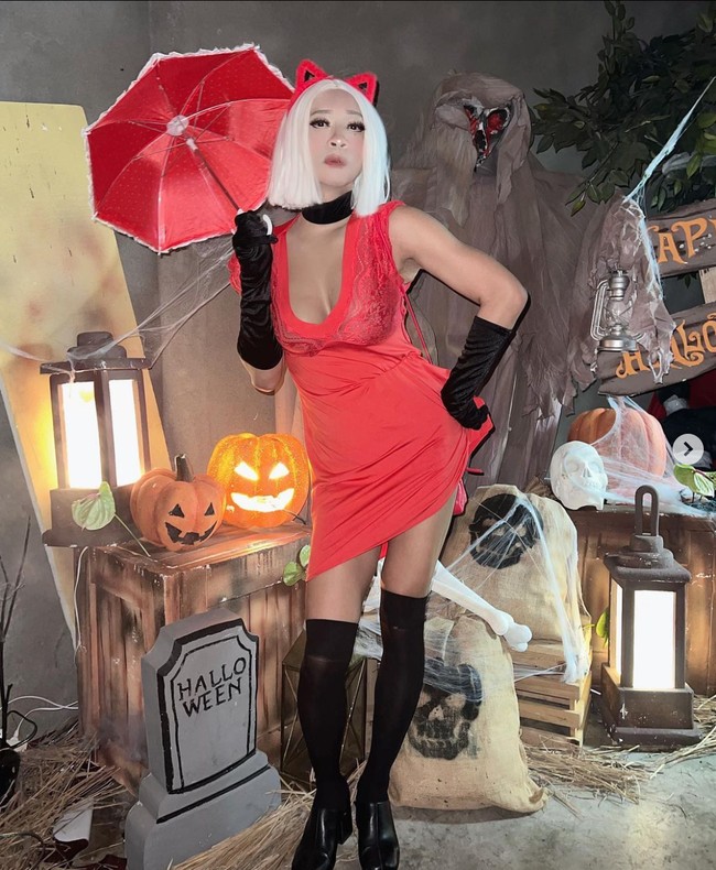 Aming juga kerap bergonta-ganti rambut palsu. Kala menjadi Mina, Aming berani tampil mengenakan pakaian-pakaian seksi. Seperti gayanya saat perayaan Halloween yang satu ini. Foto: Instagram/@amingisback